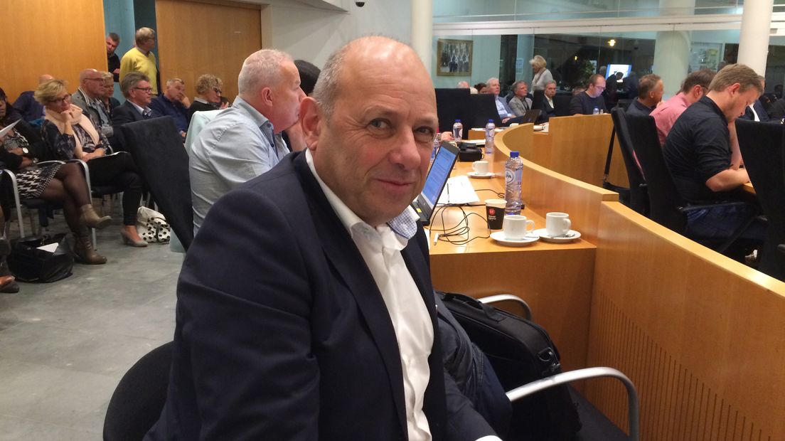 Initiatiefnemer Raymond Coronel bij de gemeenteraad van Assen (Rechten: RTV Drenthe / Margriet Benak)