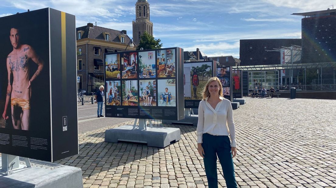 Wethouder Dorrit de Jong bij Pride Photo 2022 in Zwolle.