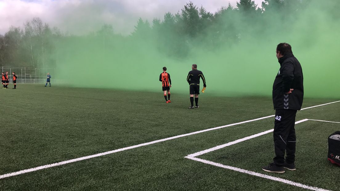 Groene rook voorafgaand aan de derby (Rechten: Stijn Steenhuis/RTV Drenthe)