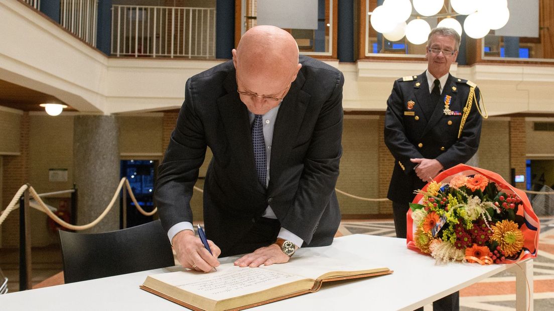 Minister Grapperhaus reikte een Koninklijke onderscheiding uit aan brandweercommandant Stephan Wevers