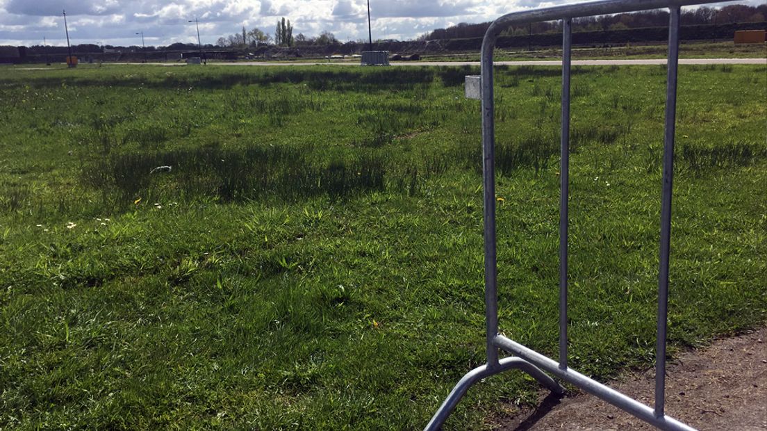 Het terrein ligt er maandagochtend verlaten bij.