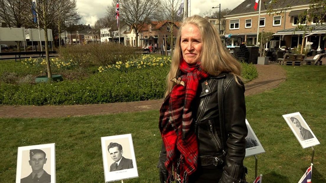 Gail Turgeon bij de foto van haar oom.