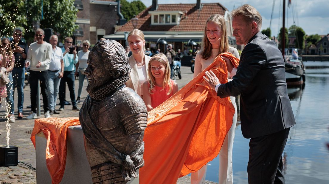 Onthulling van het nieuwe borstbeeld van Prins Maurits van Oranje in Blokzijl