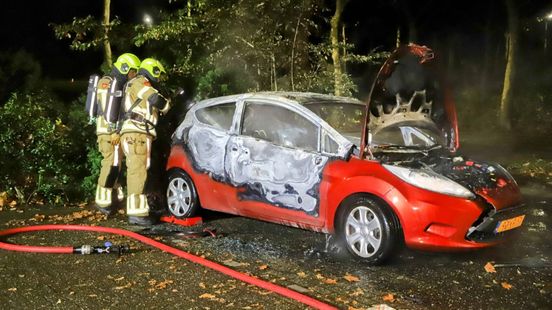 Auto brandt uit • overleden persoon gevonden