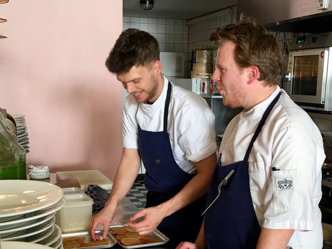 Rokus en Jim samen aan het werk bij De Jong in De Hofbogen