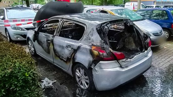 Auto brandt uit op parkeerplaats