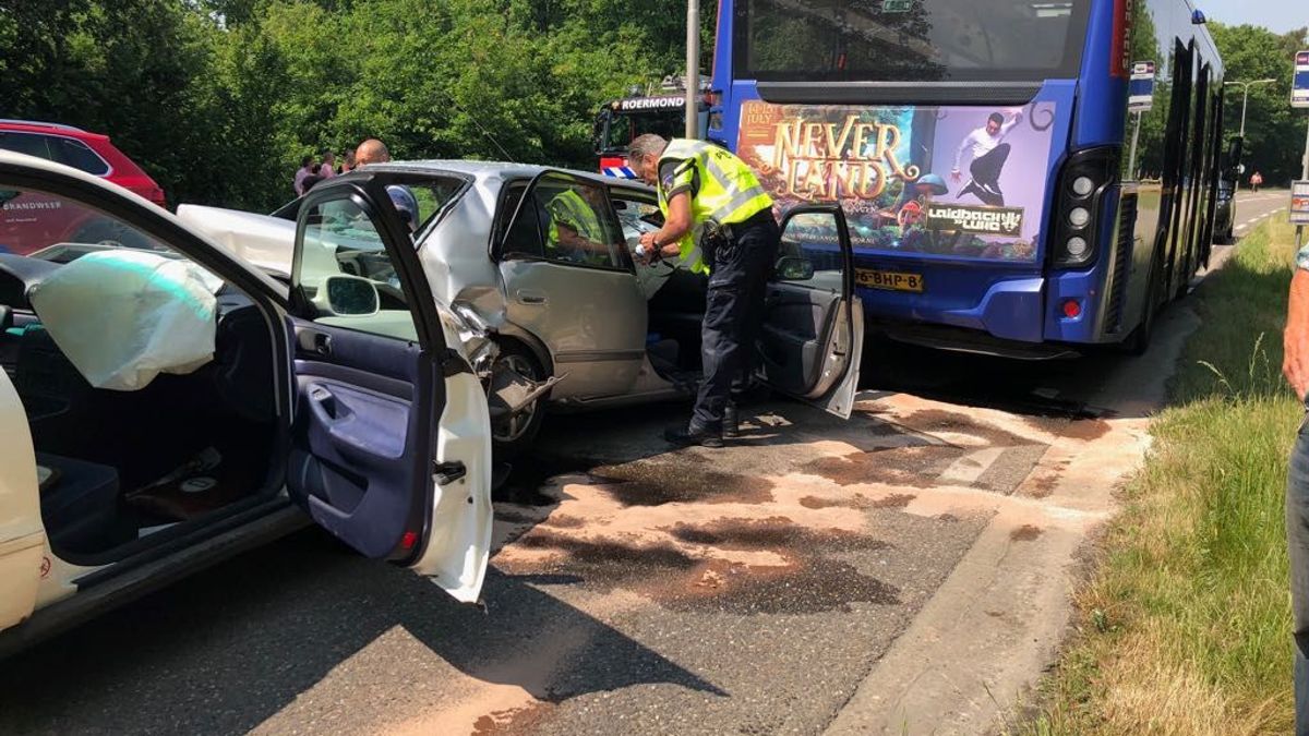 Auto's klappen op stilstaande lijnbus: drie gewonden