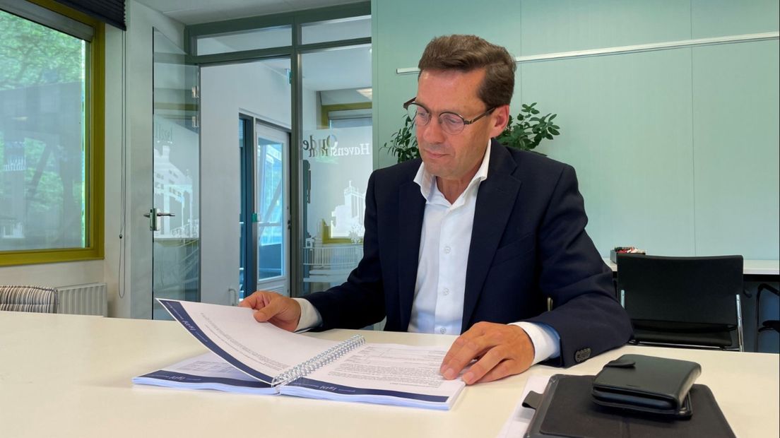 Wethouder Henk Bulten van de gemeente Doetinchem met de begroting