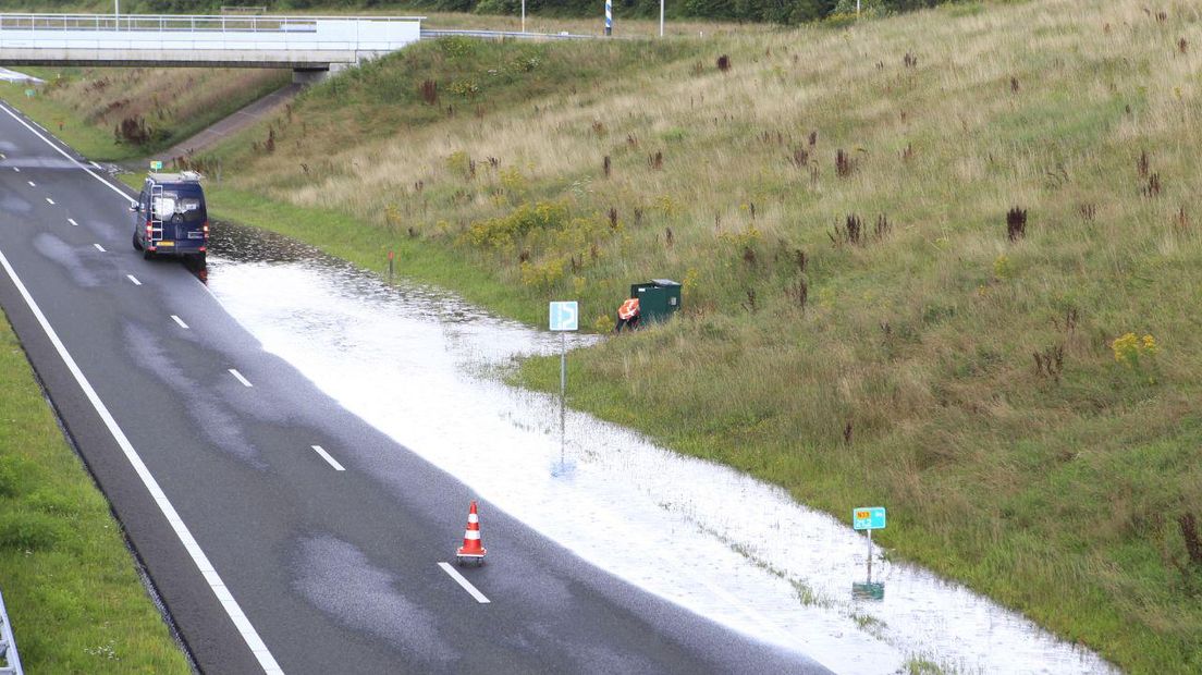 De weg staat voor de helft blank (Rechten: Van Oost Media)