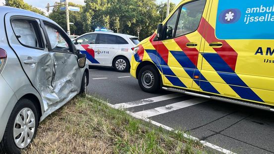 Gewonde bij botsing tussen twee autos. Gewonde bij botsing tussen twee autos.