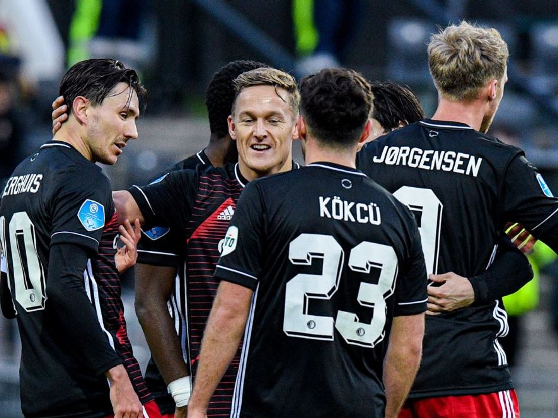 Feyenoord viert een van de drie treffers tegen VVV. (VK Sportphoto - Yannick Verhoeven)