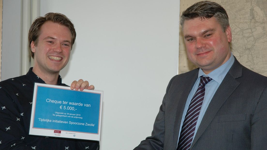 Prijswinnaar Max Melching en wethouder Ed Anker