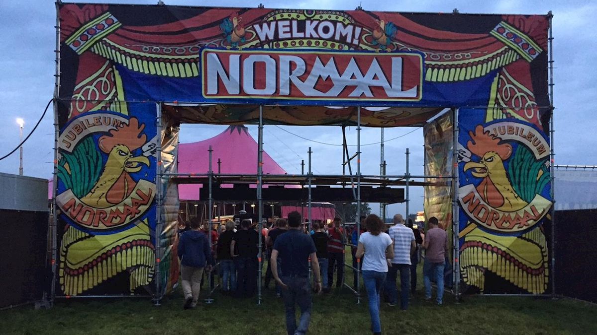 26.500 liter bier en kippenvel in Bentelo bij laatste concert Normaal in Twente