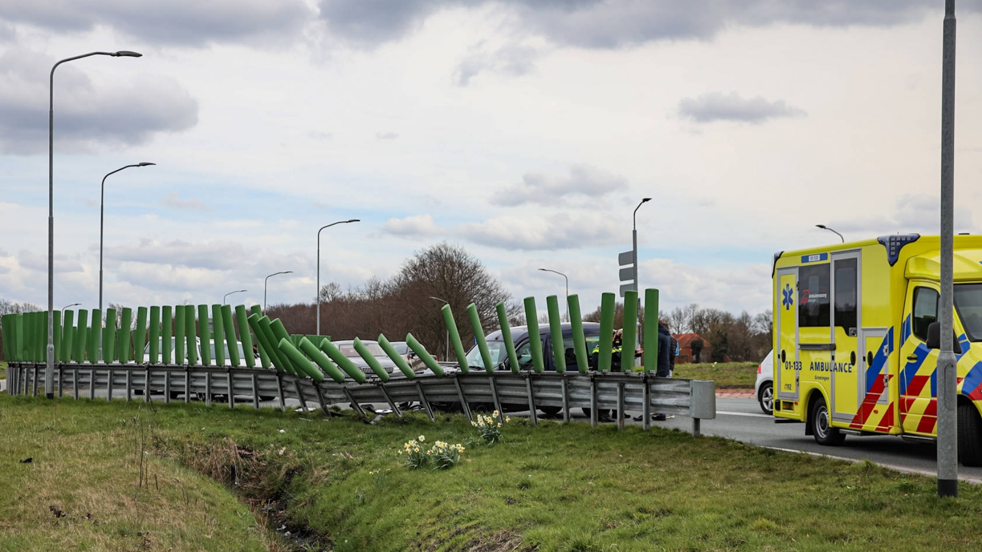 112-nieuws: Auto in vangrail bij Veendam • Bootje vast op Hoornsemeer
