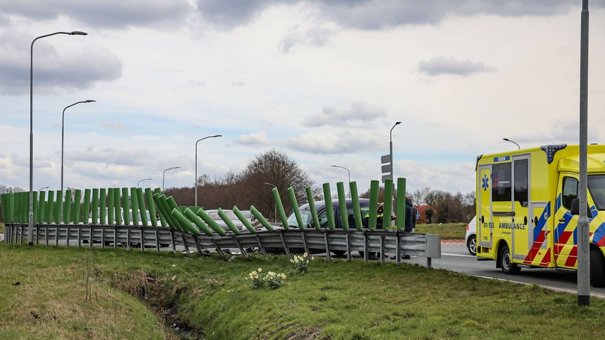 112-nieuws: Auto in vangrail bij Veendam