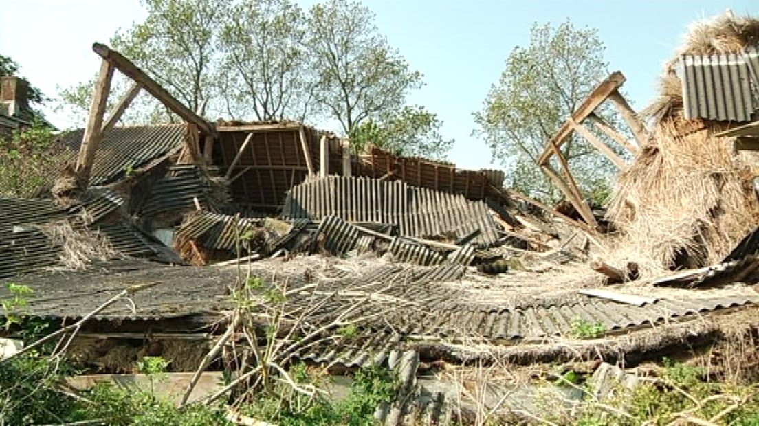 De ingestorte schuur achter de boerderij van Meulema