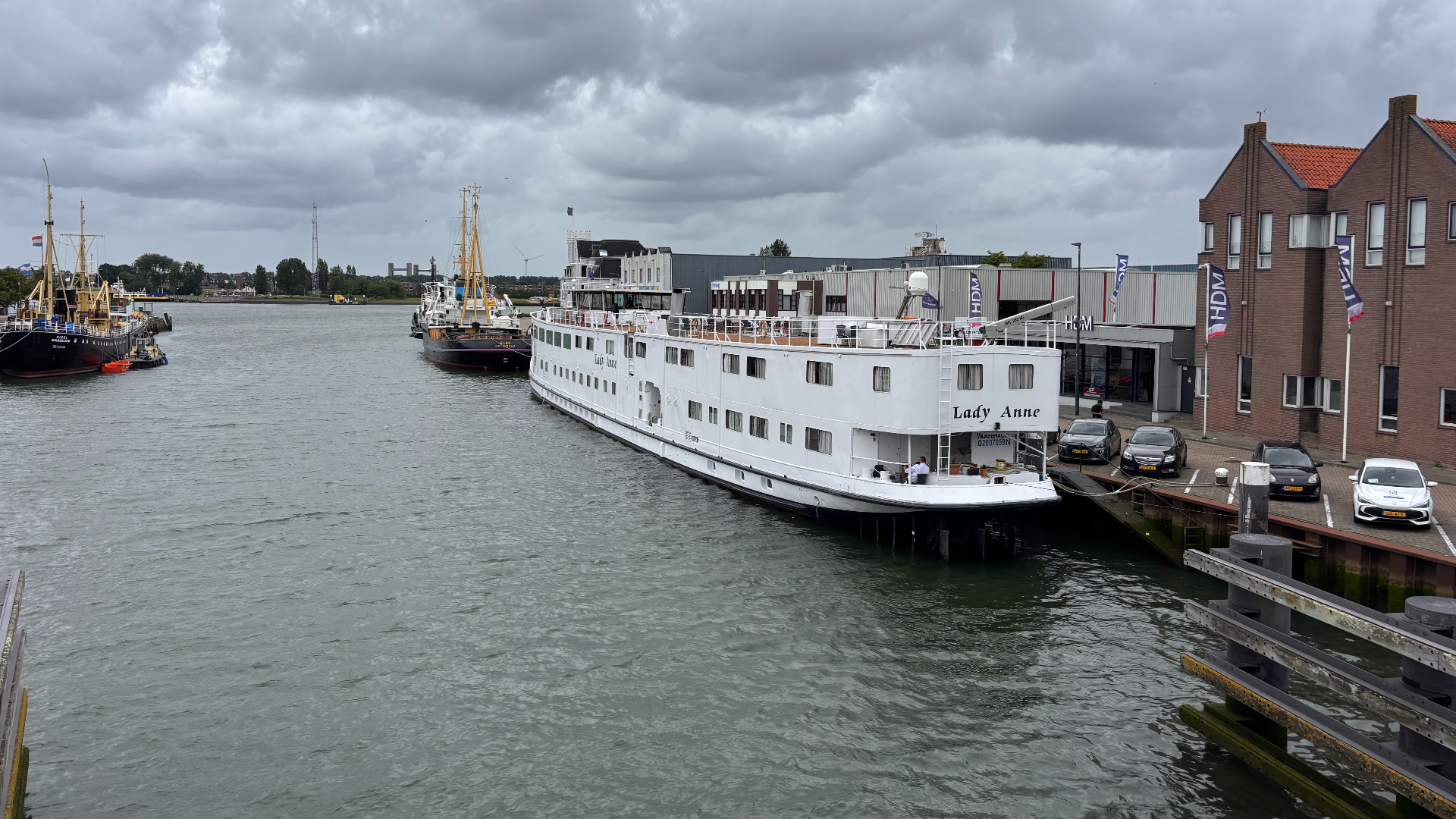 De Lady Anne, één van de twee asielopvangboten in Maassluis
