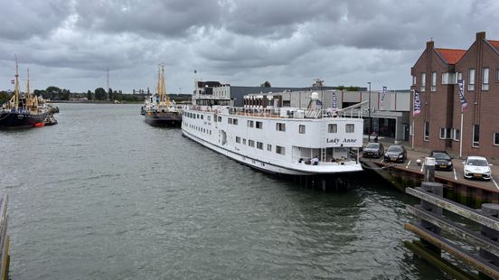 Asielboot splijt Maassluis: ondernemers klagen, vrijwilligers steunen