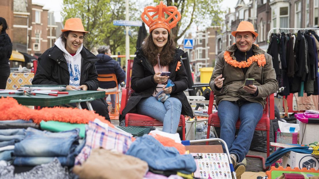 De vrijmarkt op de Frederik Hendriklaan in Den Haag tijdens Koningsdag
