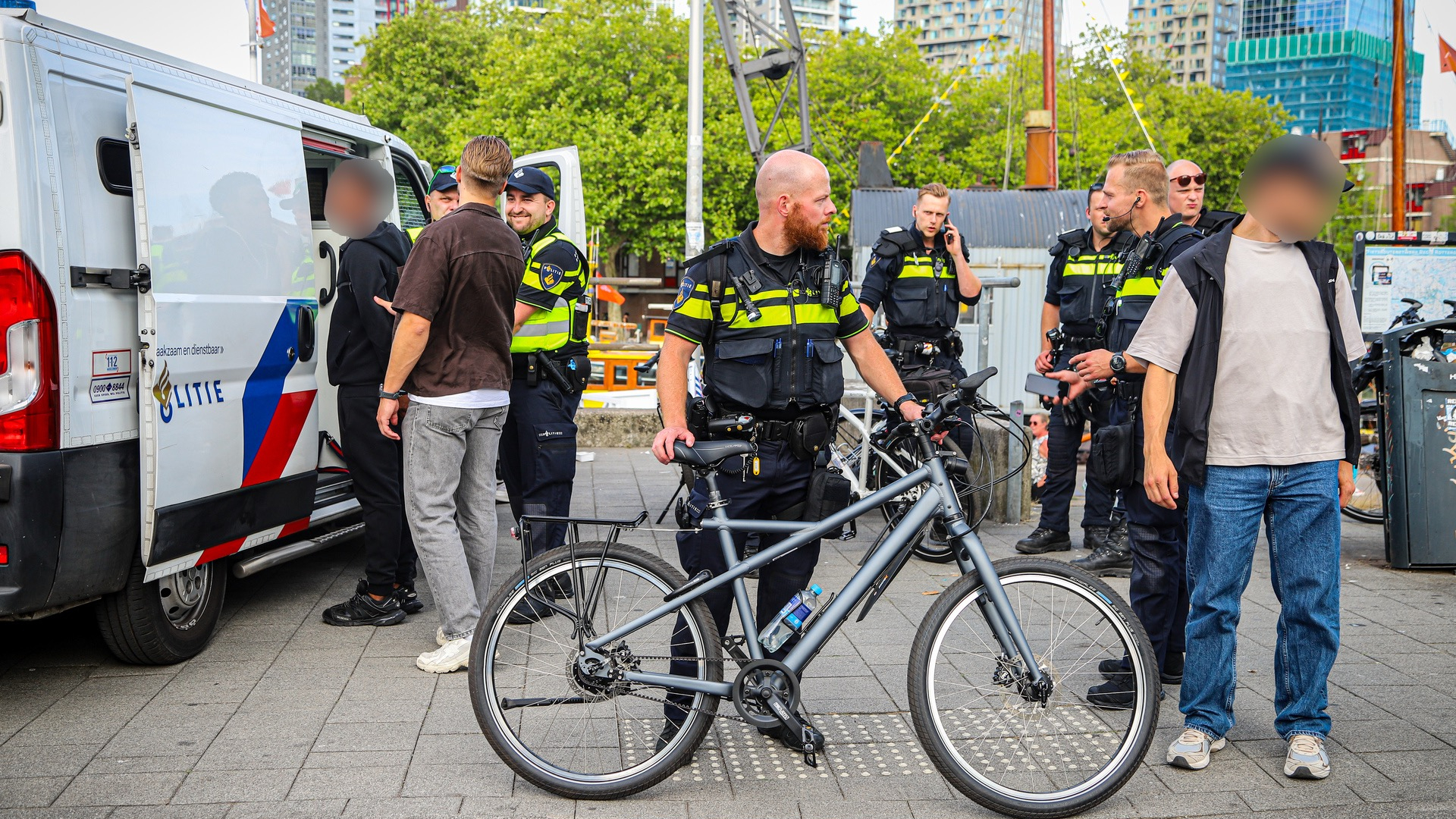 Op de Schiedamsedijk werden twee jongens aangehouden die eerder wegliepen bij een controle van de politie
