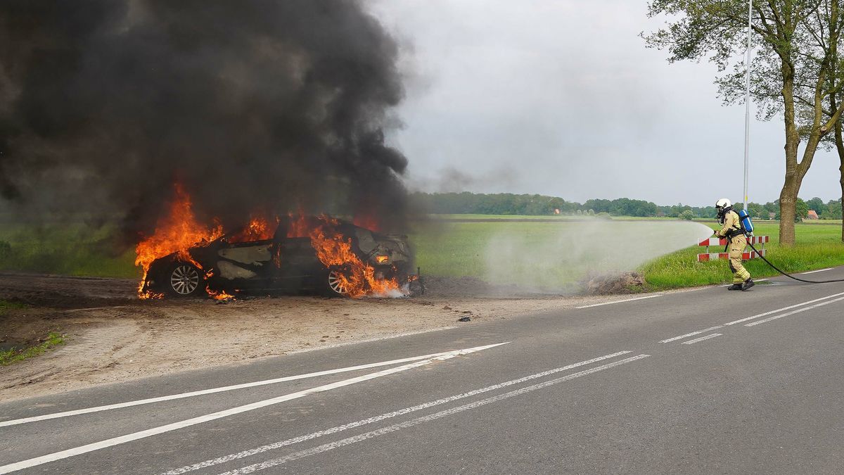 Auto vliegt in de brand bij Tiendeveen