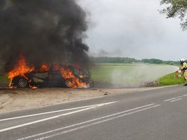 Auto vliegt in de brand bij Tiendeveen