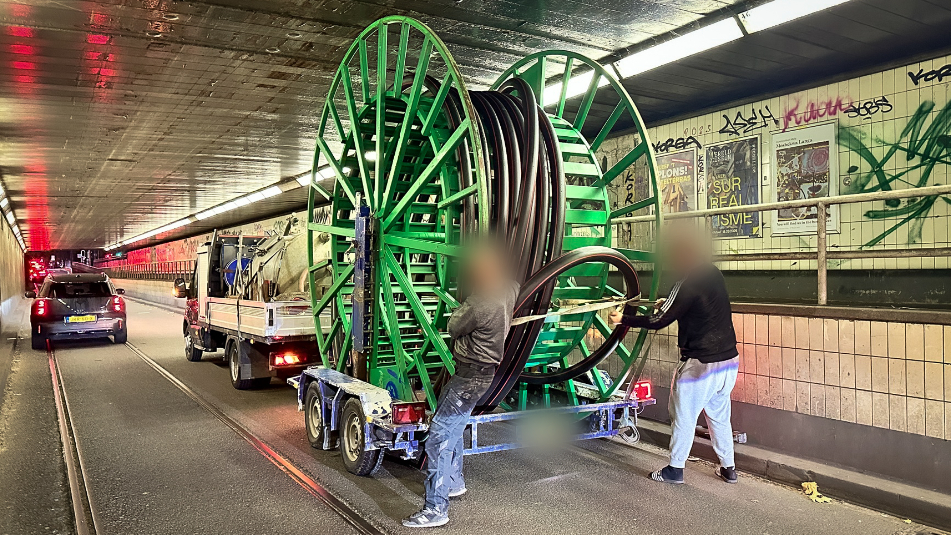 De haspel raakte het plafond van de tunnel.