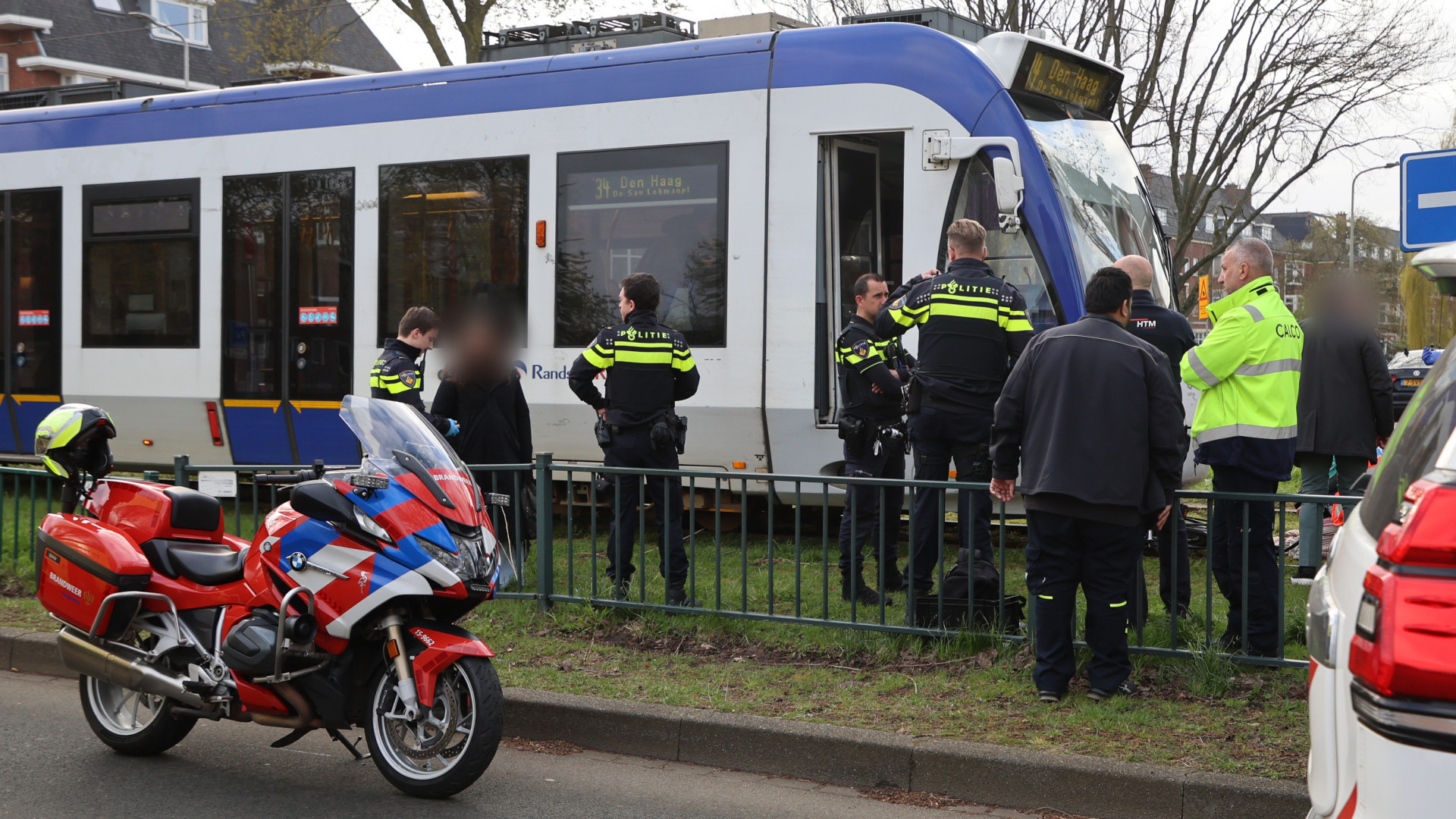 Fietser aangereden en meegesleurd door tram.