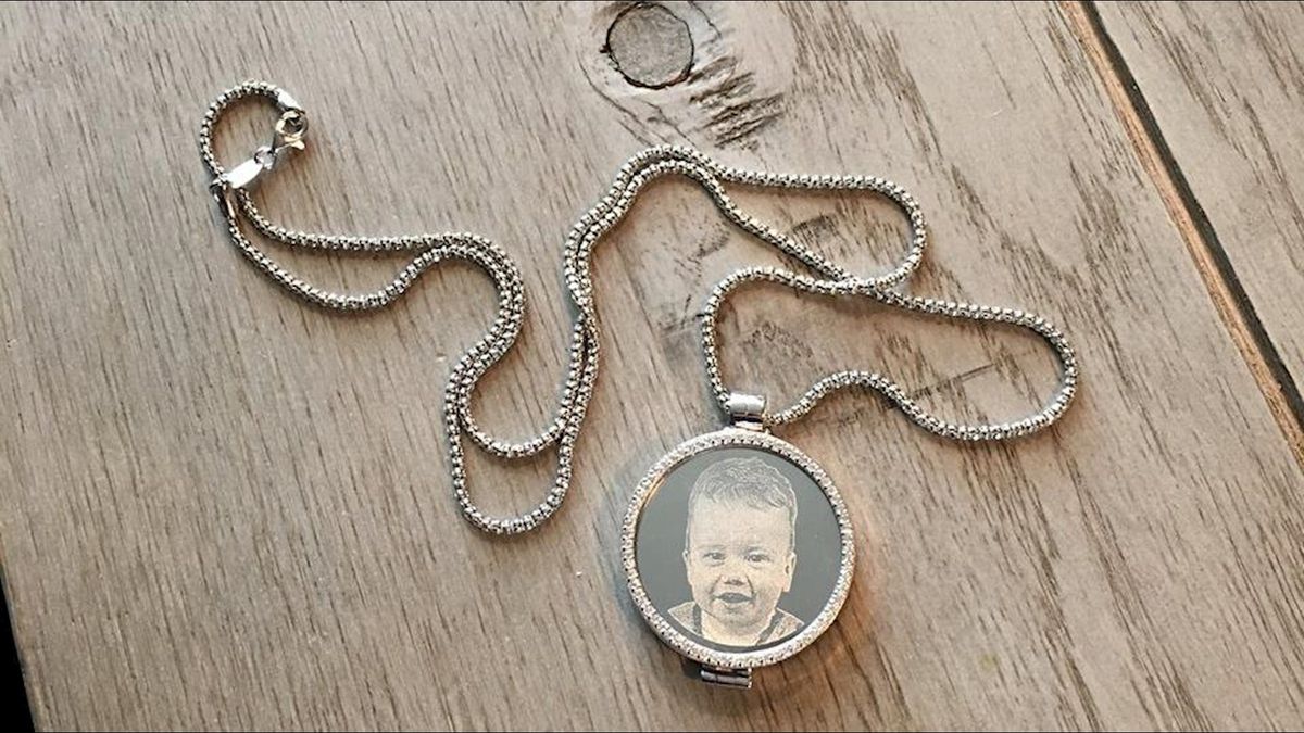 Aaltje uit Grafhorst zoekt ketting met foto van overleden zoontje: 