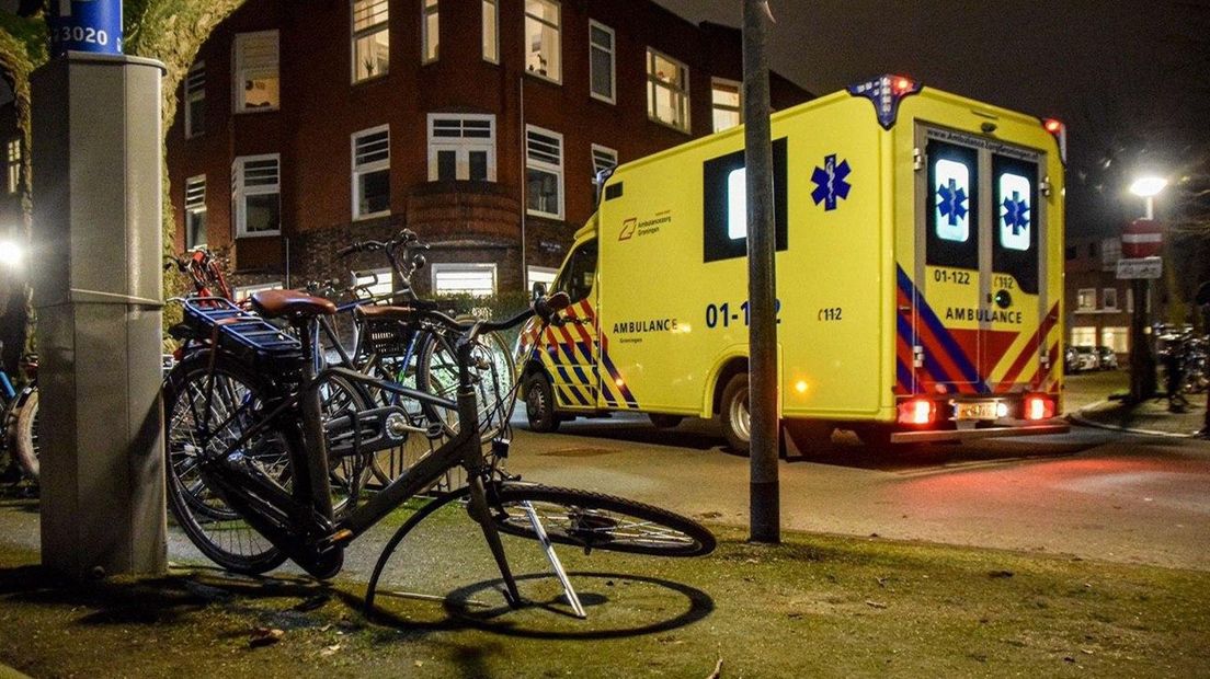 De kapotte fiets bij de ambulance