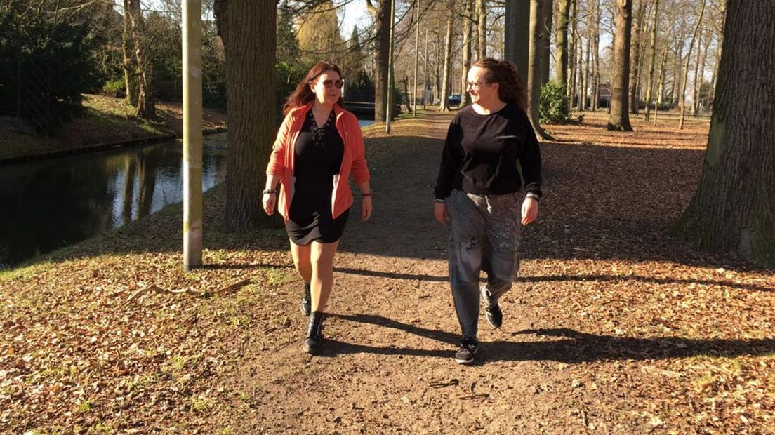 Marianne en Natasja wandelen op de Kruisberg in Doetinchem.