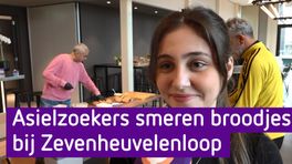 Asielzoekers smeren broodjes en delen water uit bij Zevenheuvelenloop.