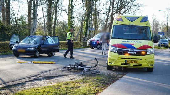 Meisje gewond bij aanrijding voor school in Eelde. Meisje gewond bij aanrijding voor school in Eelde.