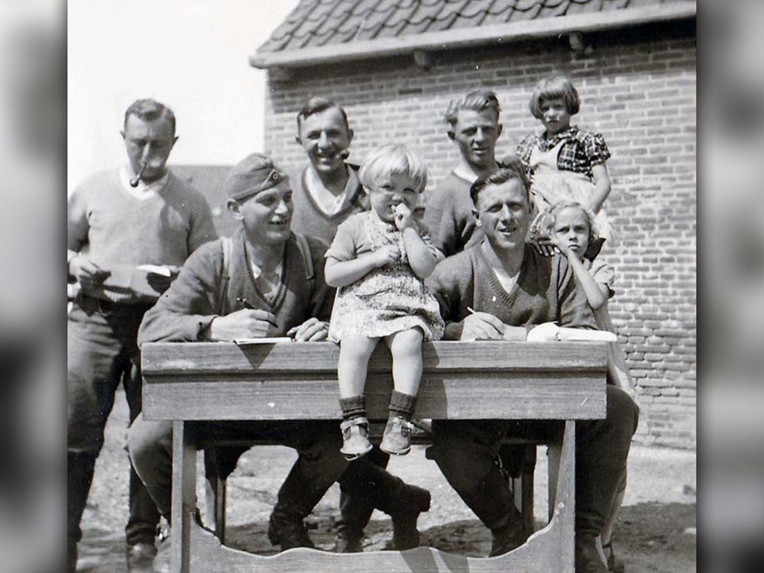 Duitse soldaten poseren  in Dirksland. Bron: Stichting WO2GO