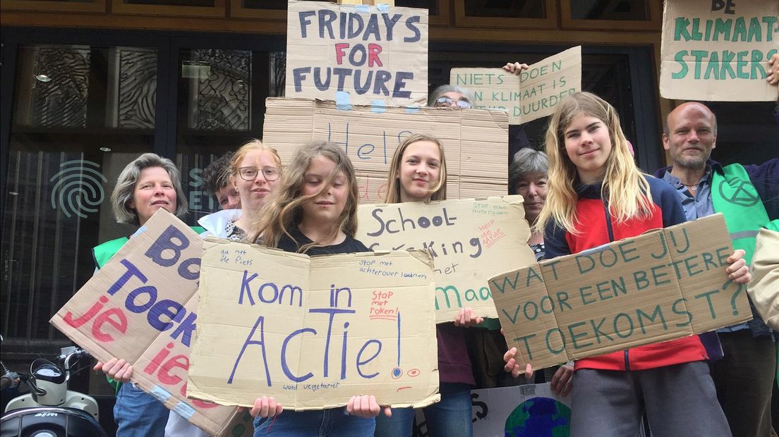 Madelief (linksvoor) en Jovanna (rechts daarachter) met medestanders voor het Deventer stadhuis