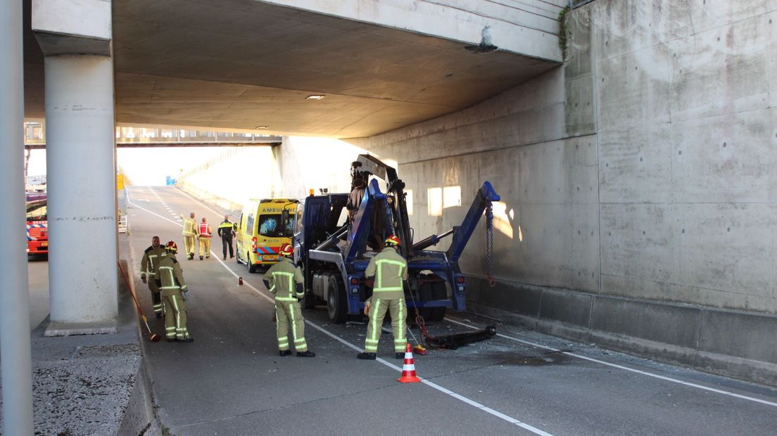 vrachtwagen tegen brug