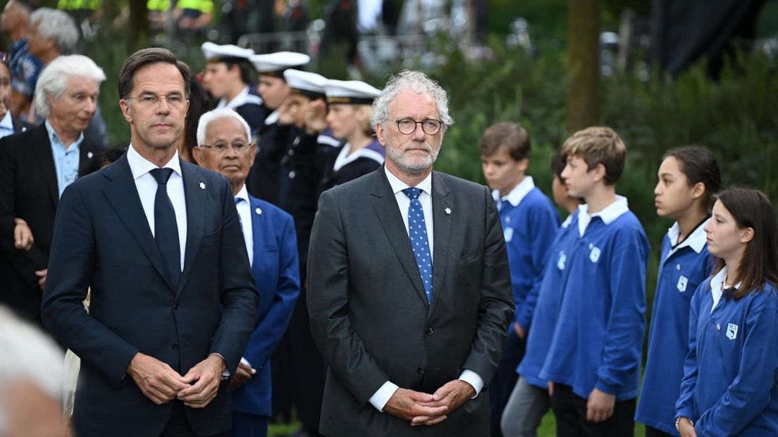 Demissionair premier Mark Rutte en Thom de Graaf, de voorzitter Stichting Nationale Herdenking 15 augustus 1945