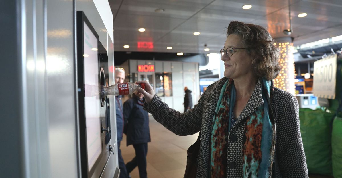 Lever je statiegeldflesjes nu in op Den Haag Centraal: 'Geld staat