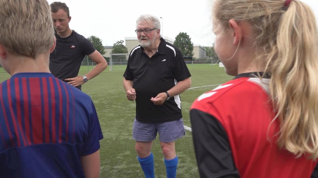 Bijna 80-jarige voetbaltrainer HVV Hengelo denkt nog lang niet aan stoppen