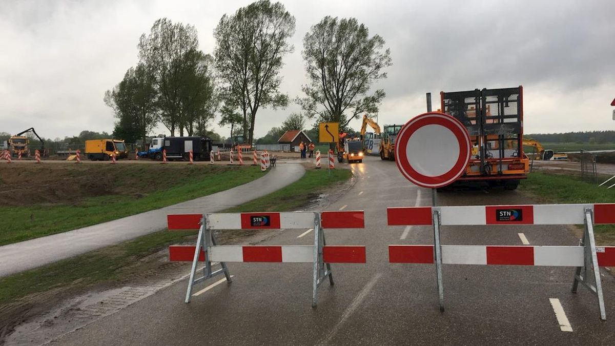Verkeer moet kilometers omrijden bij Diffelen zodat bootjes de Vecht over kunnen