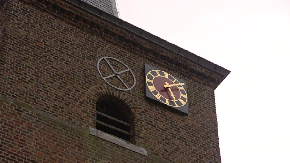 Kerkklok Epen in ere hersteld