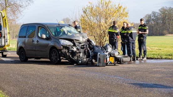 Motorrijder gewond en voorruit verbrijzeld bij zware botsing. Motorrijder gewond en voorruit verbrijzeld bij zware botsing.