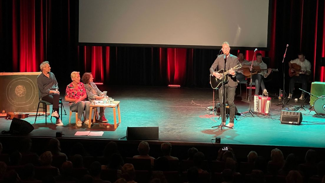 Zanger Erwin de Vries brengt een ode aan zijn vroegere juf Tineke