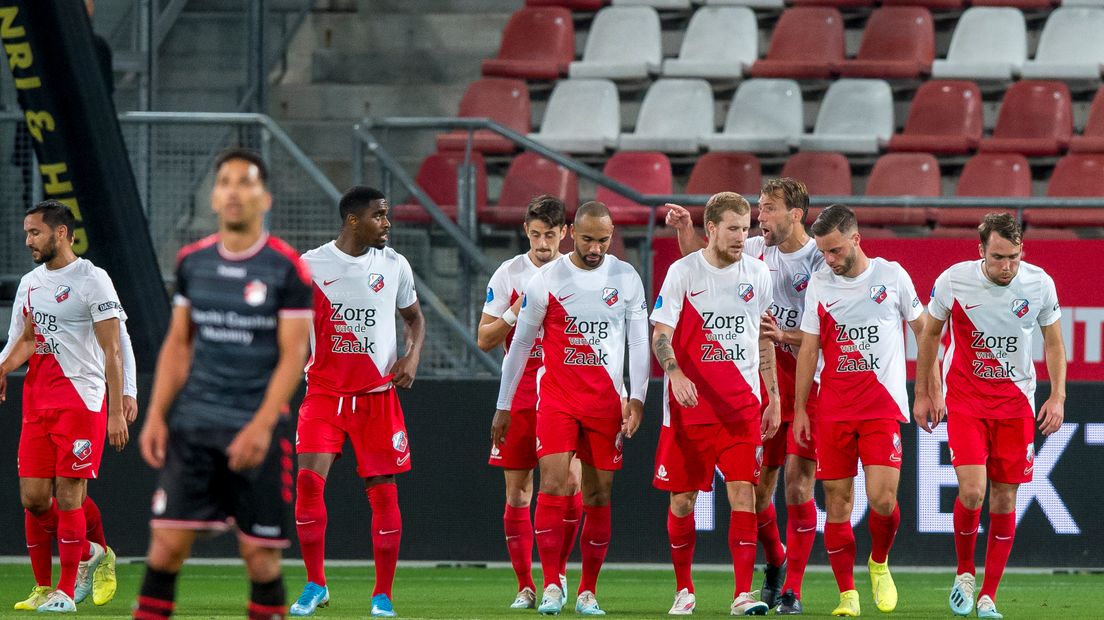 Hiariej baalt en FC Utrecht viert de openingstreffer tegen FC Emmen (Rechten: VI Images, Cor Lasker)