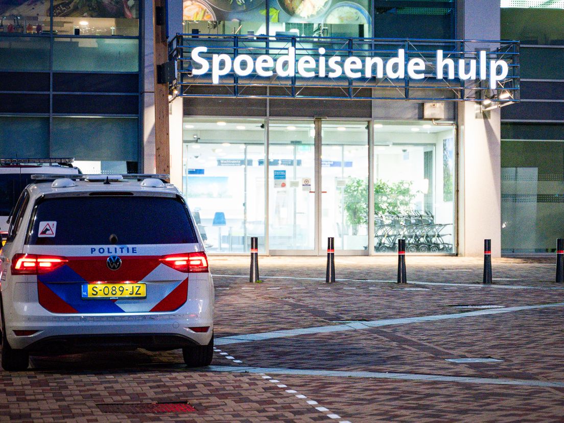 De agenten zijn met verwondingen aan hun been naar het ziekenhuis gebracht