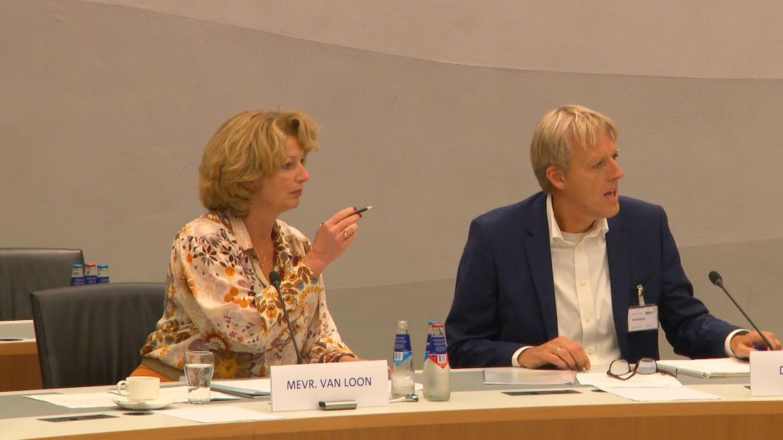 Marjan van Loon (president-directeur Shell Nederland) en Johan Atema (directeur NAM)