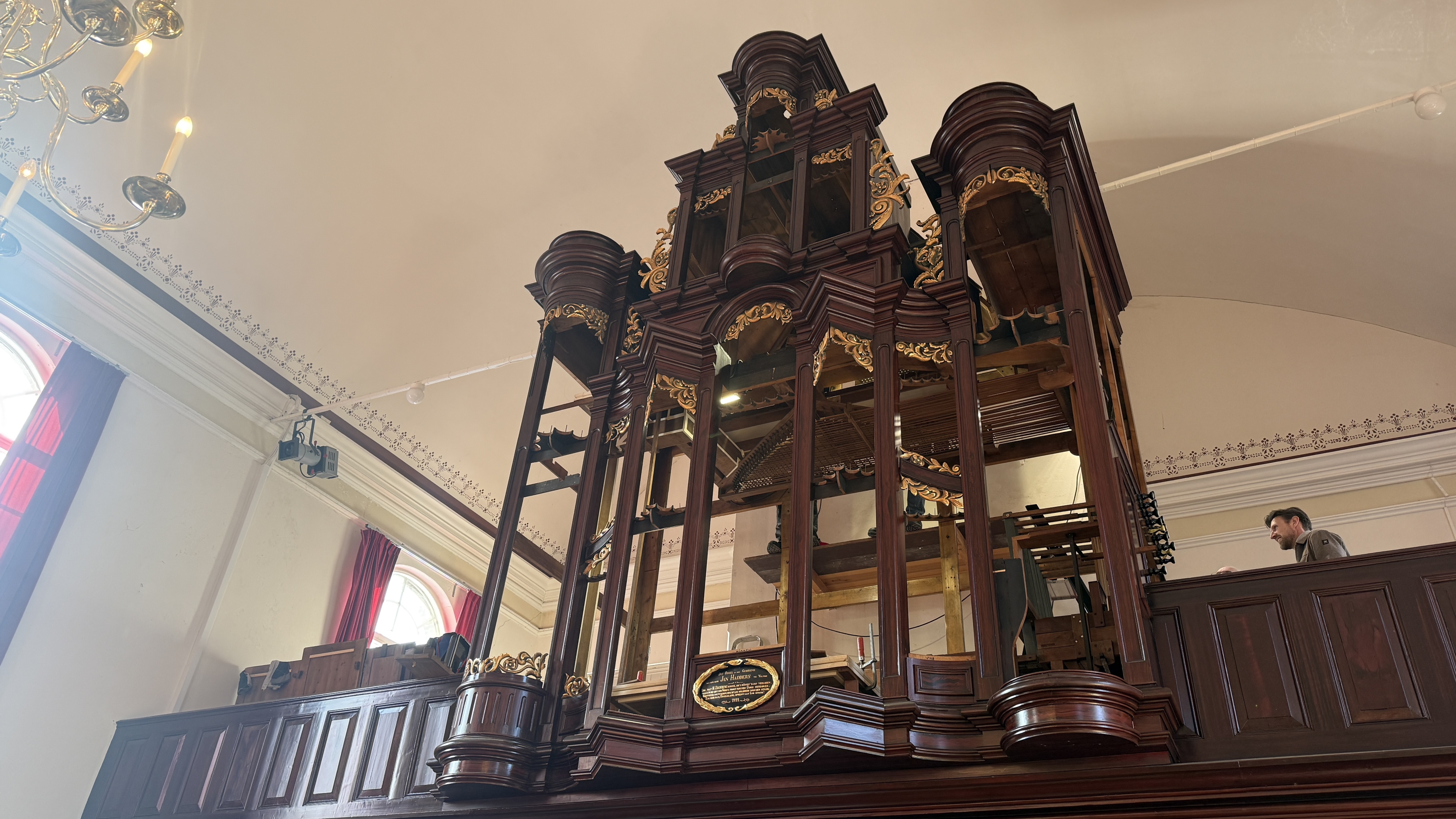 Na een jaar stilte is het kerkorgel in Odoorn bijna terug: maar spelen? Nog even niet