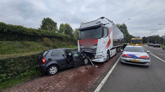 Automobilist gewond bij aanrijding met geparkeerde vrachtauto. Automobilist gewond bij aanrijding met geparkeerde vrachtauto.