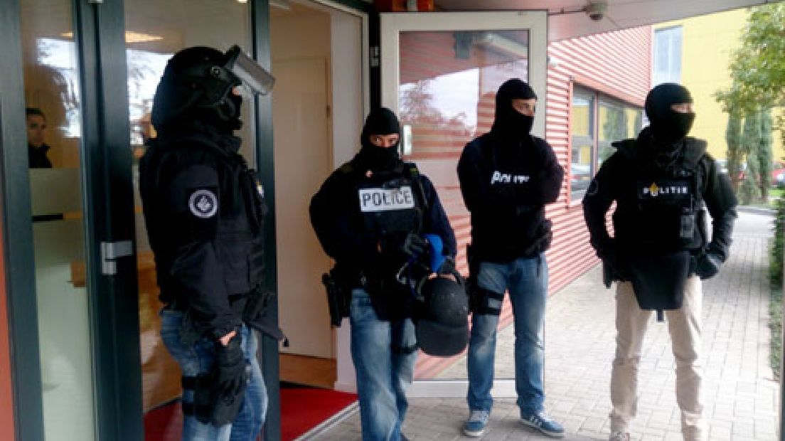 De politie heeft dinsdag in Gelderland veel geld en goederen in beslag genomen in een groot witwasonderzoek.