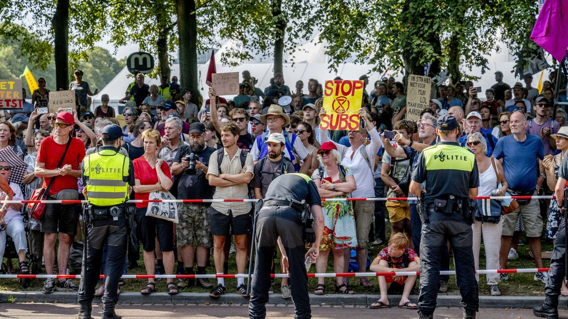 Sympathisanten stonden langs de A12 te kijken naar de demonstratie